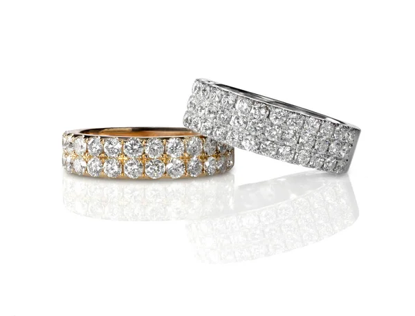 Klaszter Halom Gyémánt Esküvői Eljegyzési Gyűrűk Elszigetelt Fehér Egy Visszaverődés — Stock Fotó