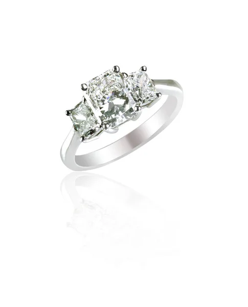 Bonito Anel Casamento Diamante Três Pedras Cravejado Com Vários Diamantes — Fotografia de Stock