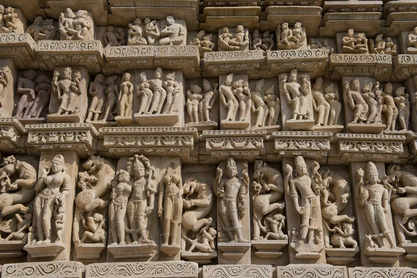 カジュラホの有名な寺院は中世のヒンドゥー教とジャイナ教寺院 Ther 官能的な彫刻で有名な大規模なグループです マディヤ プラデーシュ州に位置しています以来 1986年はユネスコ世界遺産としてスクリプト — ストック写真