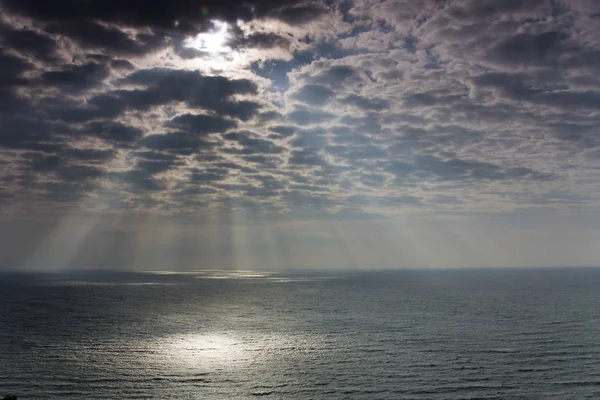 Mar Báltico Verano Con Sol Contraluz Nubes Oscuras Junto Agua —  Fotos de Stock