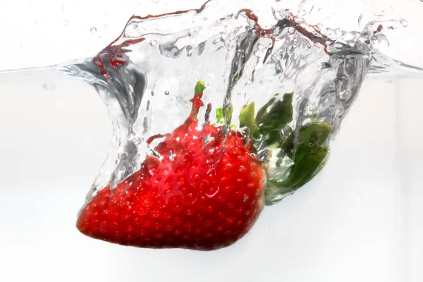 Erdbeeren Fallen Ins Wasser — Stockfoto