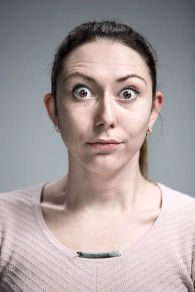 Retrato Mujer Joven Con Expresión Facial Impactada Sobre Fondo Gris — Foto de Stock