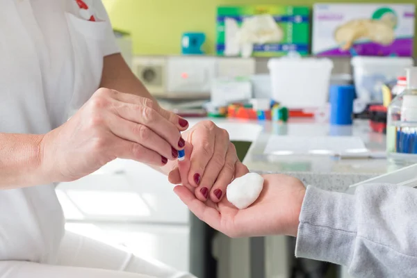 Médico Que Realiza Una Prueba Rápida Pinchazo Para Determinación Del — Foto de Stock