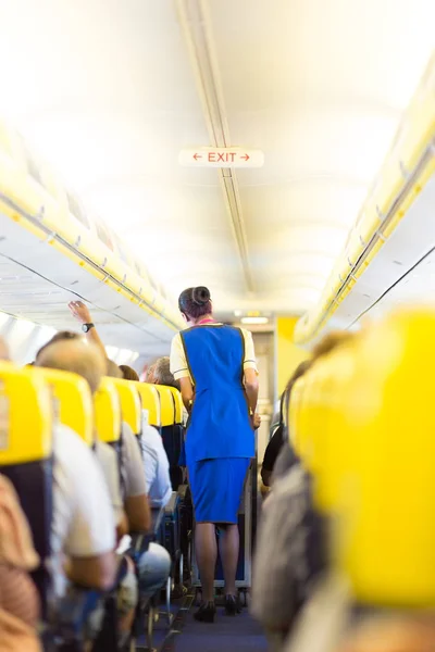 Interior Del Avión Comercial Con Pasajeros Asientos Durante Vuelo Azafata — Foto de Stock