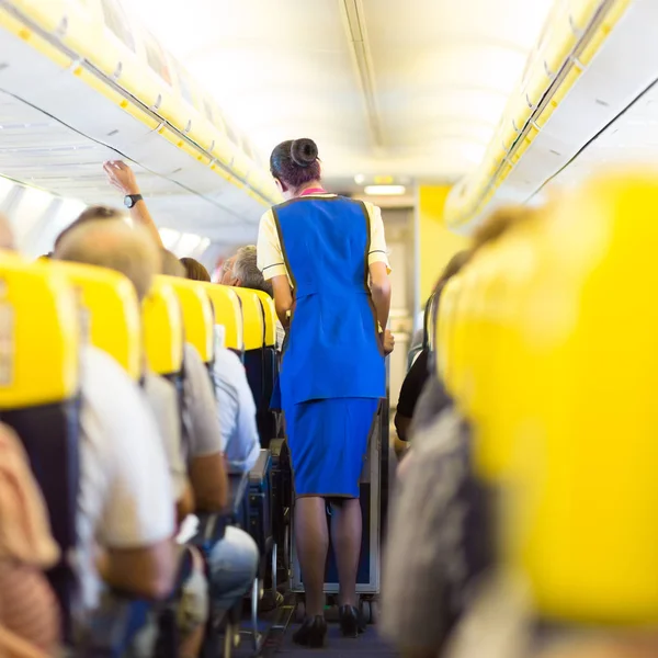 Interior Del Avión Comercial Con Pasajeros Asientos Durante Vuelo Azafata — Foto de Stock