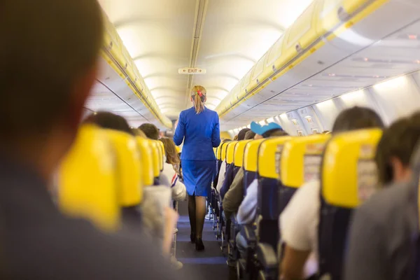 Interior Del Avión Comercial Con Pasajeros Asientos Durante Vuelo Azafata — Foto de Stock