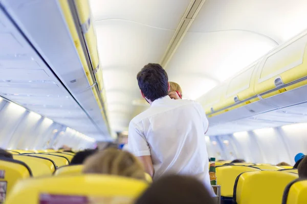 Interior Del Avión Con Pasajeros Asientos Mayordomo Caminando Por Pasillo —  Fotos de Stock