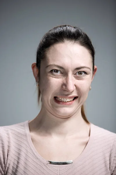 Retrato Mujer Disgustada Gris — Foto de Stock