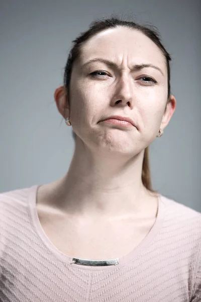 Retrato Mulher Enojada Cinza — Fotografia de Stock