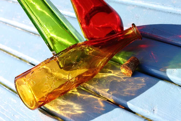 Botellas Colores Están Pie Sobre Una Mesa Jardín — Foto de Stock