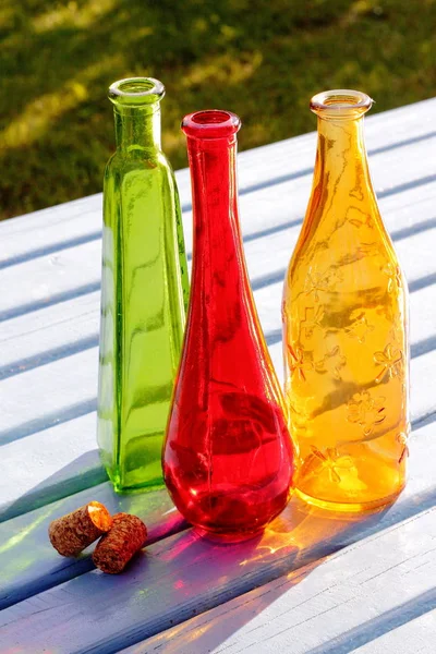 Botellas Colores Están Pie Sobre Una Mesa Jardín — Foto de Stock