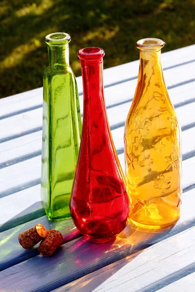 Botellas Colores Están Pie Sobre Una Mesa Jardín — Foto de Stock