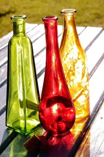 Botellas Colores Pie Sobre Una Mesa Jardín — Foto de Stock