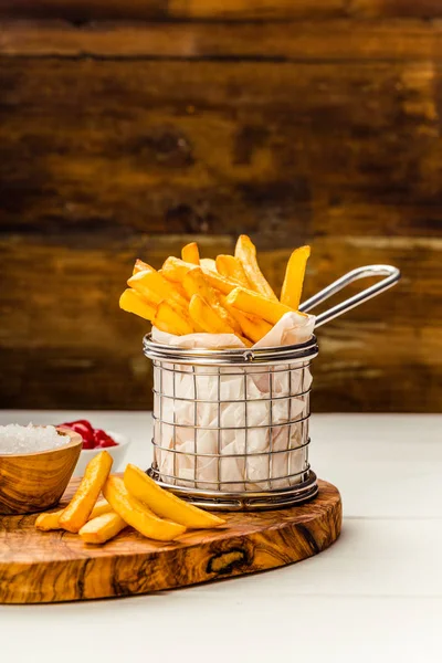 Batatas Fritas Servierkorb Com Sal Ketchup — Fotografia de Stock