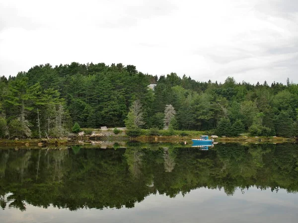 Paisaje Que Muestra Lago Tranquilo Tranquilo Con Reflejos — Foto de Stock