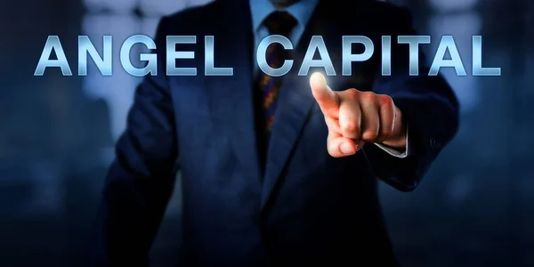 Επιχειρηματικό Στέλεχος Δείχνει Angel Capital Μια Οθόνη Αφής Χρηματοοικονομική Έννοια — Φωτογραφία Αρχείου