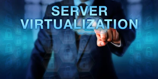 Επιχειρηματικός Χρήστης Αγγίζει Server Virtualization Μια Διεπαφή Οθόνης Αφής Μεταφορά — Φωτογραφία Αρχείου