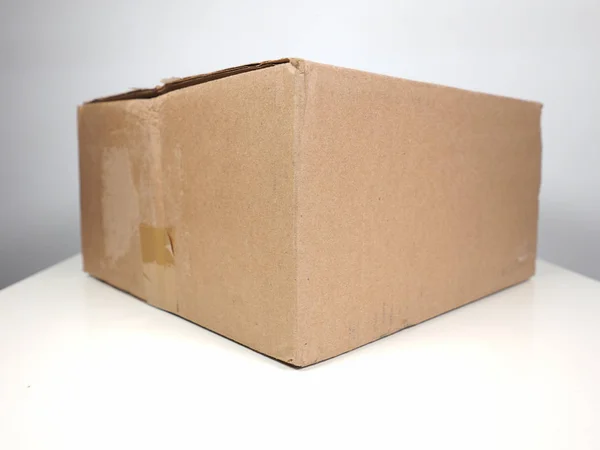 Küçük Kahverengi Paket Oluklu Karton Koli Posta Zarif Gri Arka — Stok fotoğraf