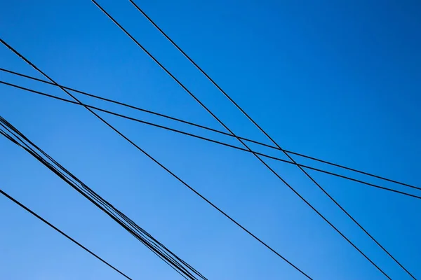 Fio Elétrico Isolado Fundo Céu Azul — Fotografia de Stock