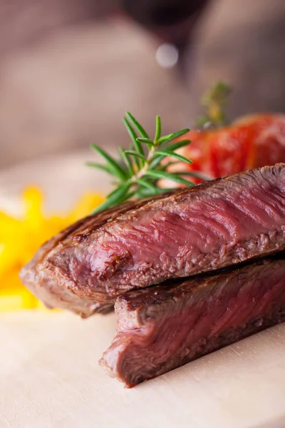 Sebagian Irisan Steak Panggang Dengan Kentang Goreng Dan Tomat — Stok Foto