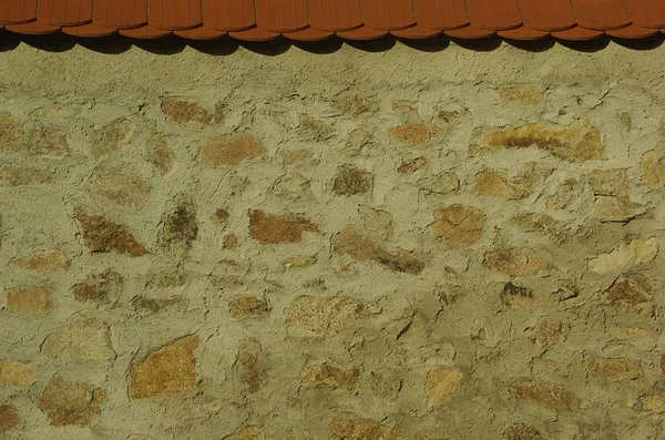 Oude Stenen Muur Met Rode Dakspanen — Stockfoto