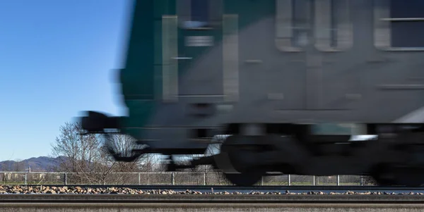 写真は意図的に列車の動きを示すためにぼやけている — ストック写真