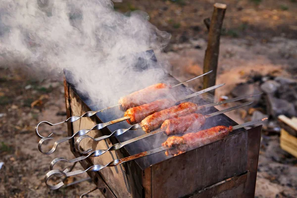 Υπαίθρια Μαγειρική Νόστιμα Λουκάνικα Ψημένα Ένα Μαγκάλι — Φωτογραφία Αρχείου