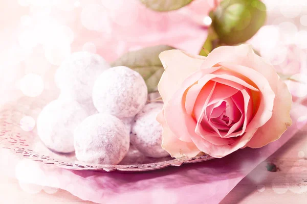 Belos Chocolates Cheios Com Rosa Tablet Prata Para Cartões Românticos — Fotografia de Stock