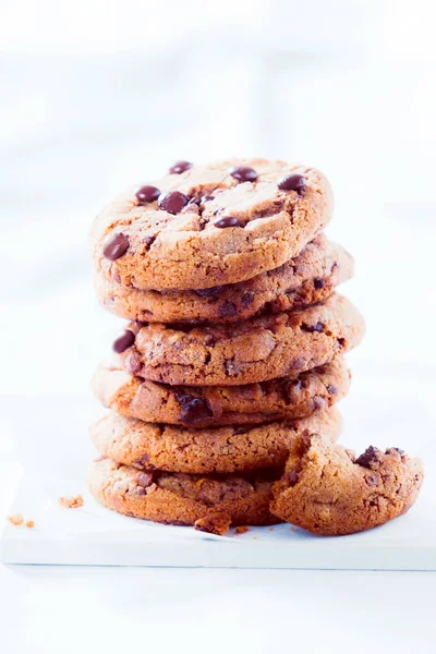 Montón Galletas Chispas Chocolate Crujientes Con Los Restos Uno Comido — Foto de Stock