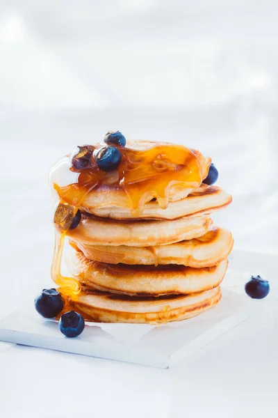 Stack Pancakes Topped Honey Golden Syrup Fresh Autumn Blueberries Served — Stock Photo, Image