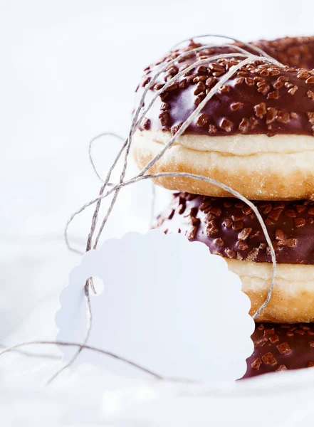 Schokoladenbeschichtete Ring Donuts Mit Bindfaden Und Einem Leeren Weißen Geschenketikett — Stockfoto