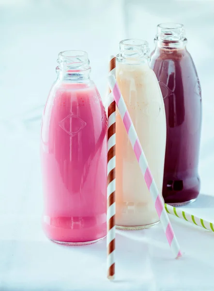 Drei Generische Glasflaschen Voll Erdbeer Vanille Und Blaubeere Smoothies Und — Stockfoto