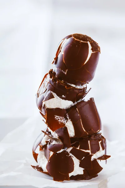 Поврежденный Шоколадный Десерт Индивидуальным Покрытием Фоне Текстурированной Белой Ткани — стоковое фото
