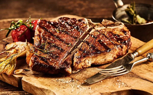 Suculenta Parrilla Grande Bone Filete Adornado Con Hierbas Tomate Sal — Foto de Stock