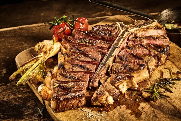 Μεσαία Σπάνια Ψημένα Μεγάλη Μπριζόλα Porterhouse Μπροστά Από Ψητό Σκόρδο — Φωτογραφία Αρχείου