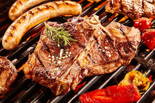 Gourmet Grill Grillning Över Elden Med Välsmakande Trimmad Ben Biff — Stockfoto