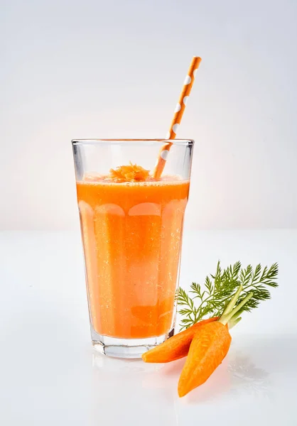 Egy Nagy Pohár Narancs Gyökér Növényi Ital Polka Pöttyös Szalmával — Stock Fotó