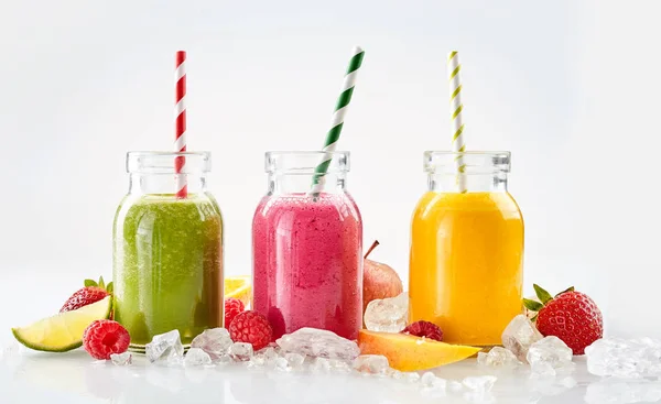 Row Apple Mango Strawberry Smoothie Drinks Surrounded Ice Cubes Various — Foto de Stock