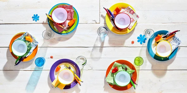 Kleurrijke Picknicktafel Plaatsen Met Lege Veelkleurige Borden Schalen Glazen Bloemendecals — Stockfoto