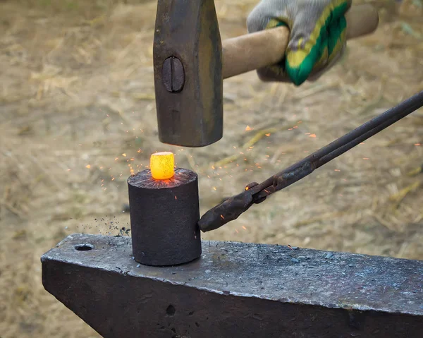 Bir Demirci Eseri Çekiç Isıtılan Metal Tarafından Vintage Örs Üzerinde — Stok fotoğraf