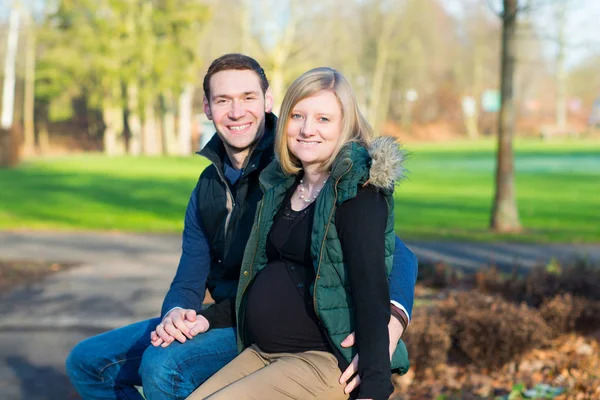 公園の若い男と妊娠中の妻は — ストック写真