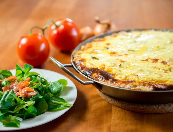 Quiche Gebacken Mit Feldsalat Auf Holztisch — Stockfoto