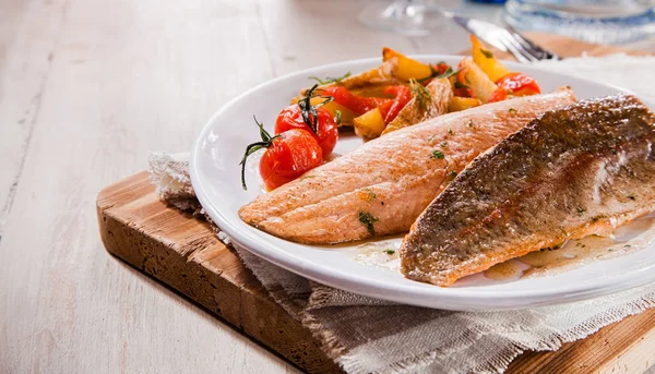 생선을 빈티지 접시에 야채가 맛있는 — 스톡 사진