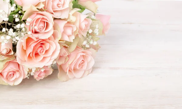 Λεπτό Μπουκέτο Φρέσκα Ροζ Τριαντάφυλλα Φόντο Λευκού Ξύλου Υφή Χώρο — Φωτογραφία Αρχείου