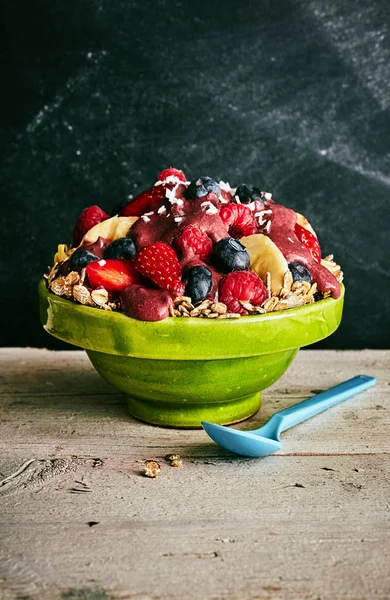 Única Tigela Açaí Verde Cereais Transbordando Com Mirtilos Fatias Bananas — Fotografia de Stock