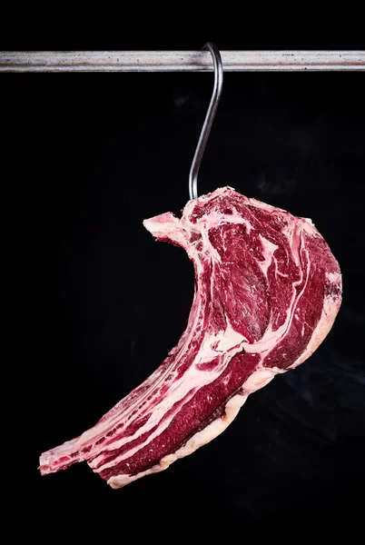 Olgunlaşması Için Kancaya Asılmış Taze Baltalı Biftek Siyah Üzerine Yakın — Stok fotoğraf