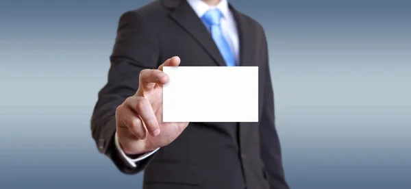 Empresário Segurando Cartão Visita Branco Sua Mão — Fotografia de Stock