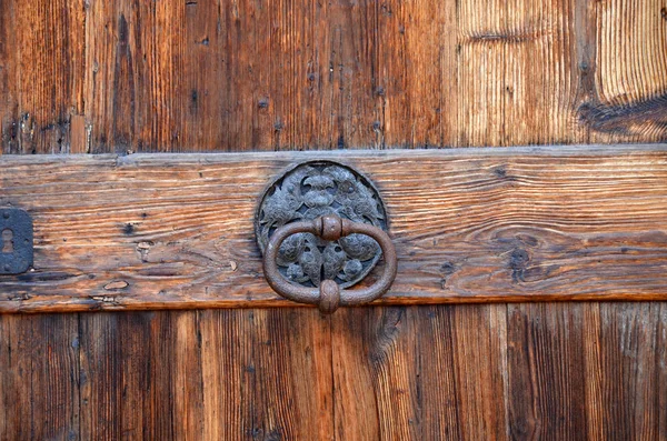 Stare Drewniane Drzwi Zamkiem — Zdjęcie stockowe