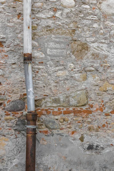 レンガの壁の縦樋の詳細 — ストック写真