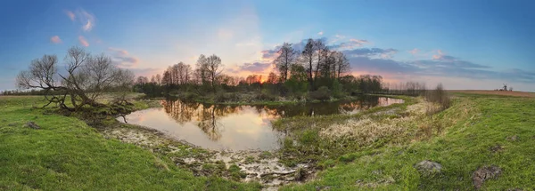 Sunny Primavera Pôr Sol Paisagem Rio Uma Floresta — Fotografia de Stock